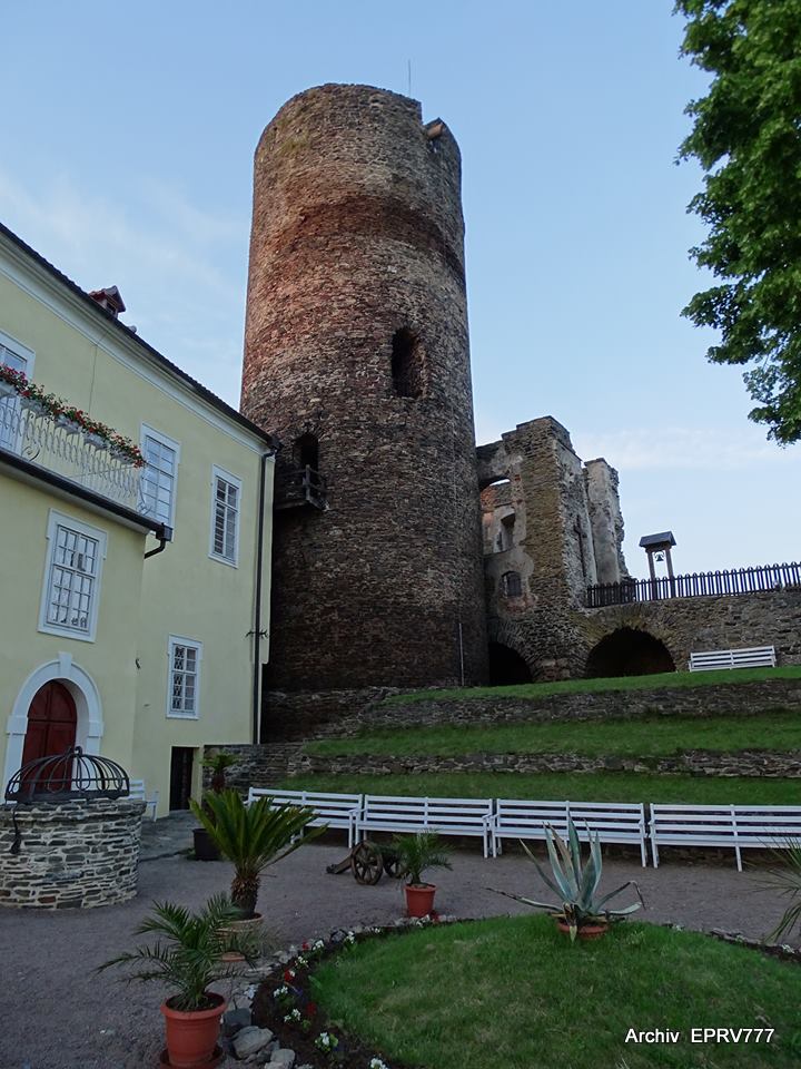  Pohled na věž od paláce Hrad Svojanov (5)