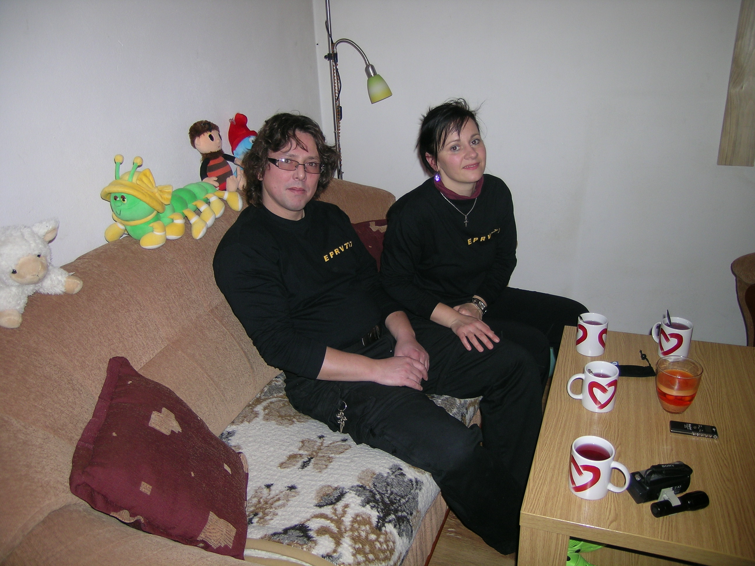 EPRV777- vyšetřovatelé Iva a Marek u doušku čaje